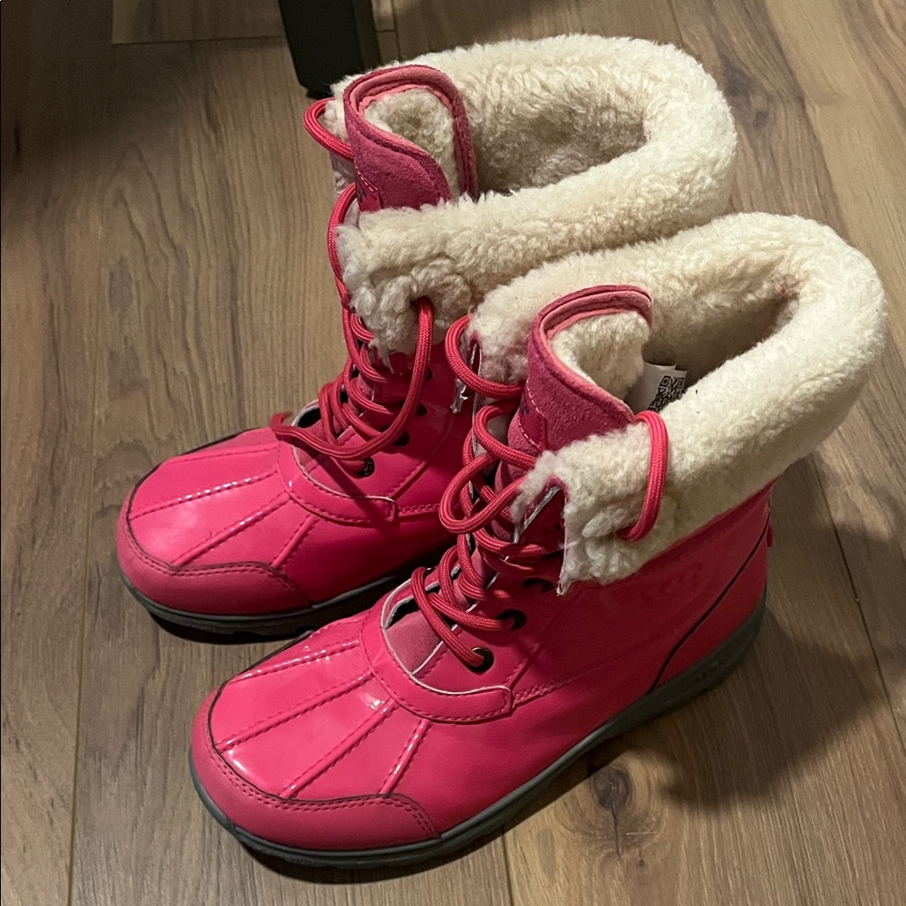 UGG waterproof women’s Bright Pink Boots with Cream fur Lining great condition